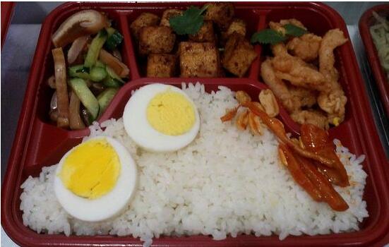 我國(guó)快餐行業(yè)起步晚，發(fā)展快，綠色食品將更為人們所重視?