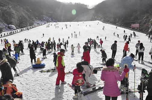 2017-2018冰雪季，我國冰雪旅游人數(shù)達到1.97億人次，冰雪旅游收入約3300億元